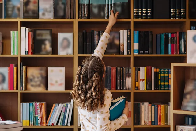 Chica en la biblioteca